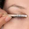 Close-Up van vrouwelijk oog waarbij lashlifting gebeurt