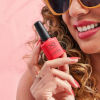 Vrouw die potje CND Shellac hoog houdt