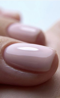 Close-up van roze gelakte nagels